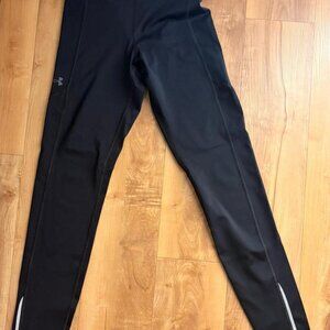 Black Under Armour leggings with white details #leggings